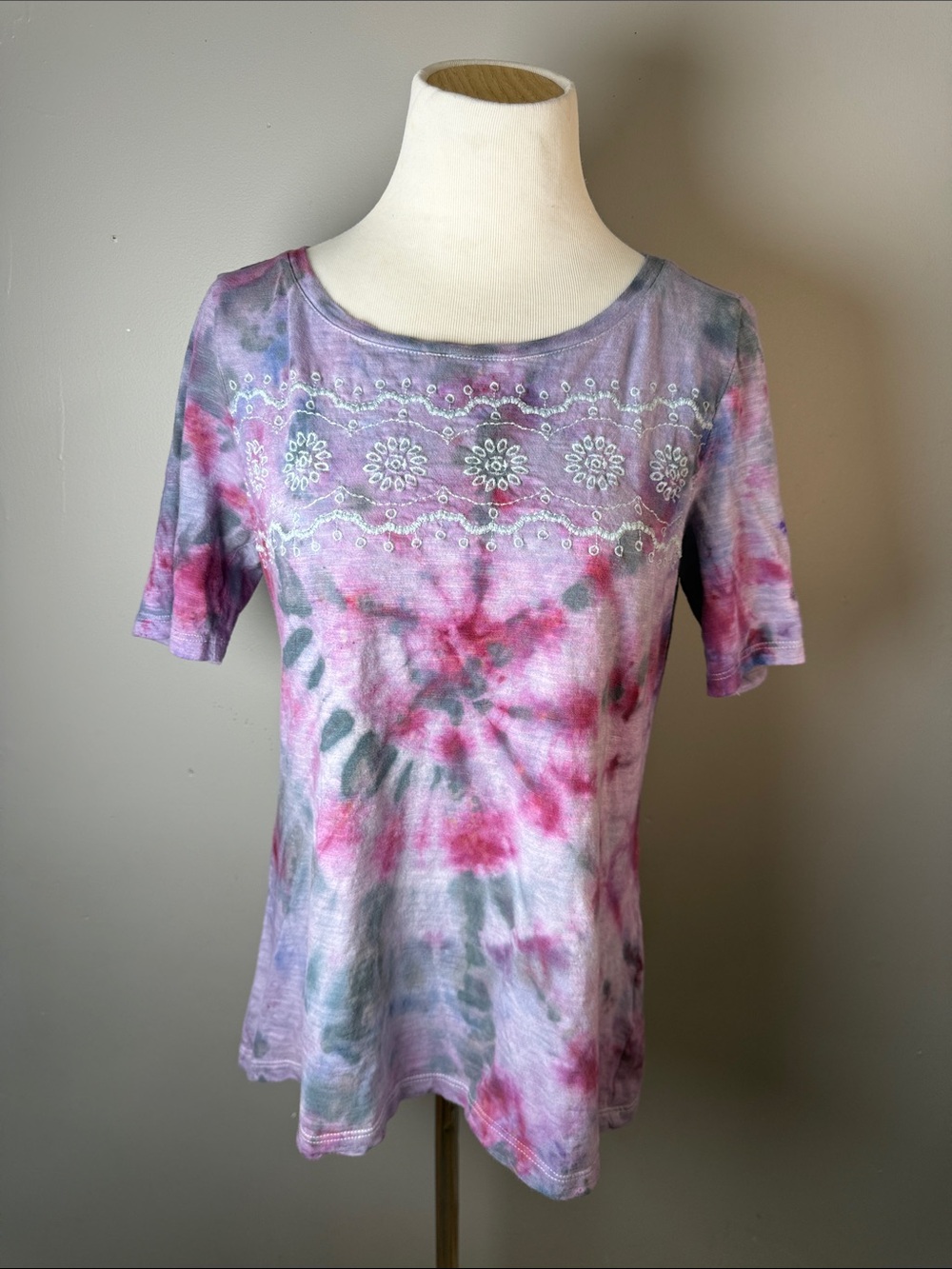 Tie-Dye Embroidered Short Sleeve Women's Top - Pink & Purple